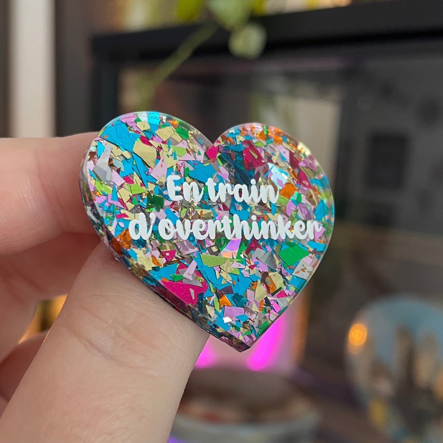 [CONTRÔLE TECHNIQUE] Broche "En train d'overthinker" en acrylique transparente à gros confettis multicolores