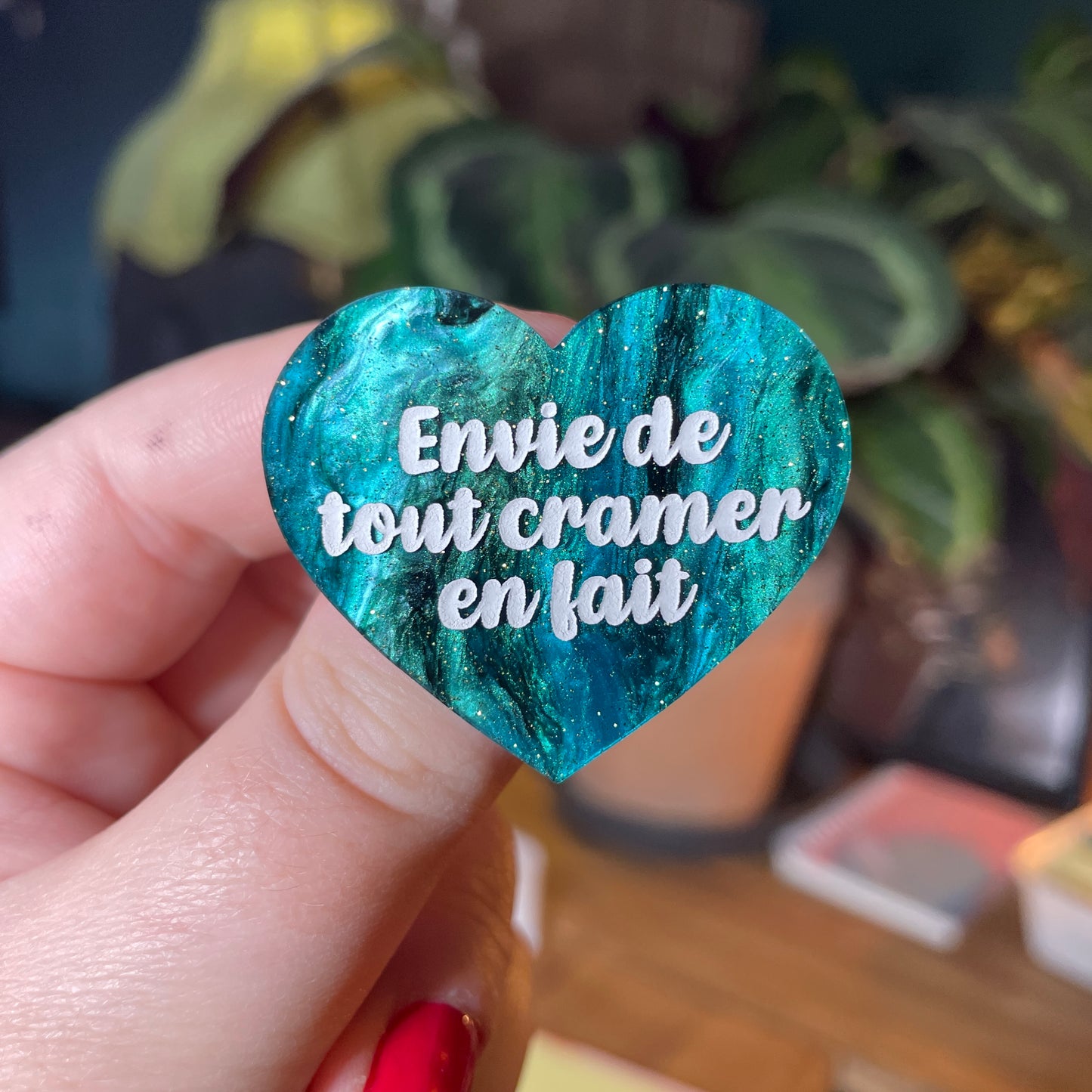 Broche "Envie de tout cramer en fait" en acrylique marbrée verte et noire à paillettes