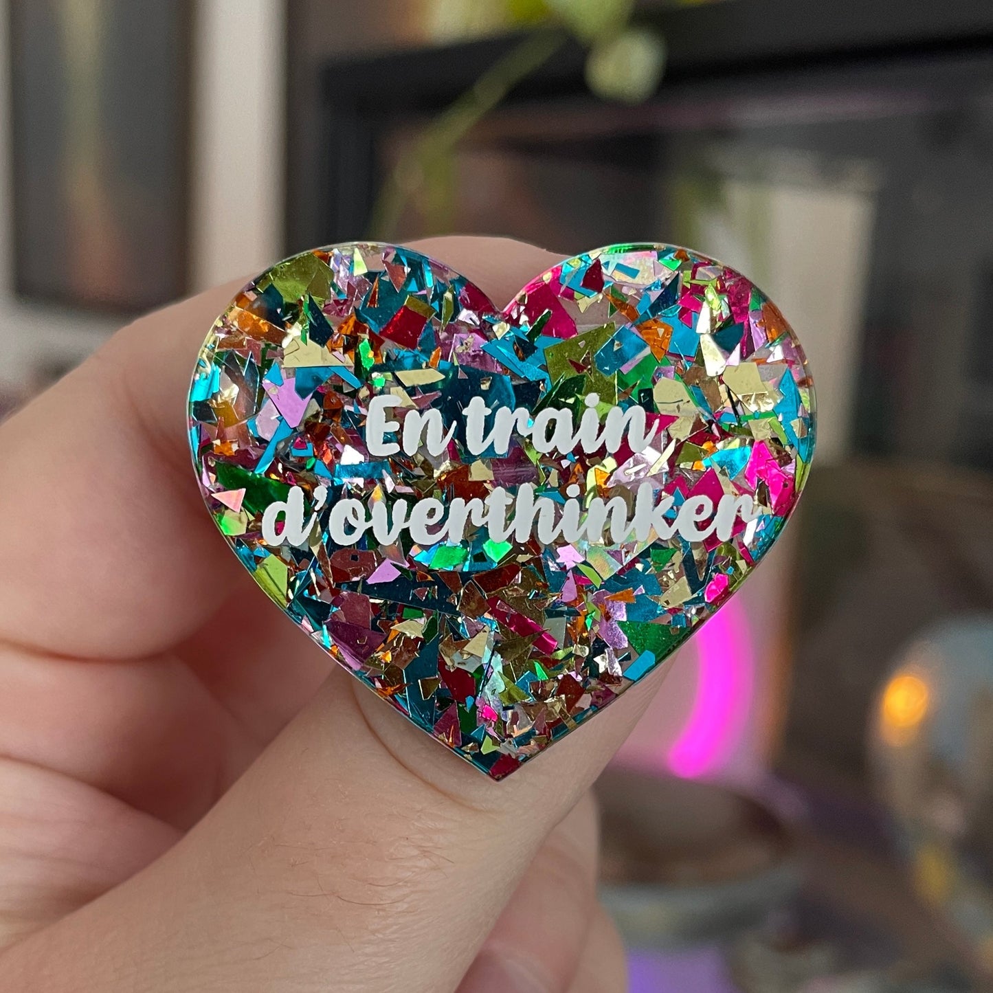 [CONTRÔLE TECHNIQUE] Broche "En train d'overthinker" en acrylique transparente à gros confettis multicolores