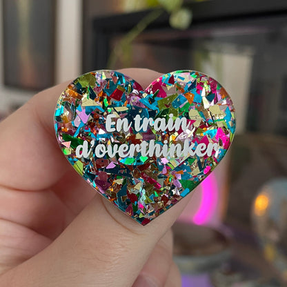 [CONTRÔLE TECHNIQUE] Broche "En train d'overthinker" en acrylique transparente à gros confettis multicolores