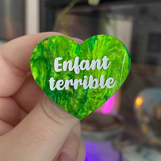 [CONTRÔLE TECHNIQUE] Broche "Enfant terrible" en acrylique marbrée verte à paillettes