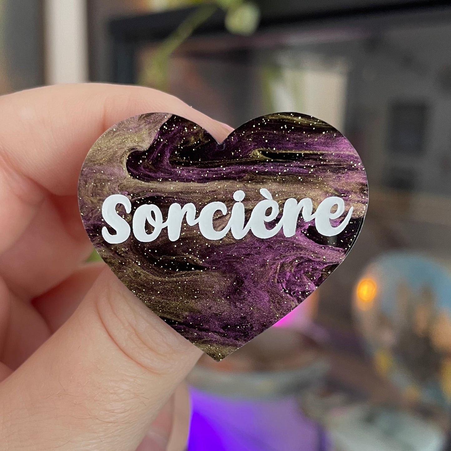 [CONTRÔLE TECHNIQUE] Broche "Sorcière" en acrylique marbrée noire, dorée et violette à paillettes