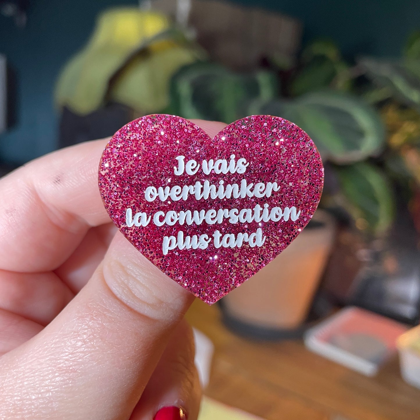 Broche "Je vais overthinker la conversation plus tard" en acrylique à paillettes roses