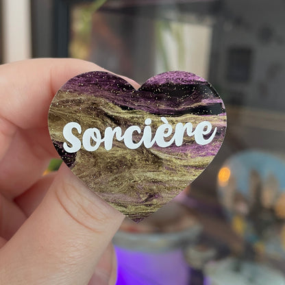 [CONTRÔLE TECHNIQUE] Broche "Sorcière" en acrylique marbrée noire, dorée et violette à paillettes