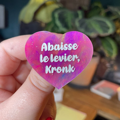 Duo de broches "Abaisse le levier, Kronk" en acrylique marbrée rose et acrylique marbrée bleue