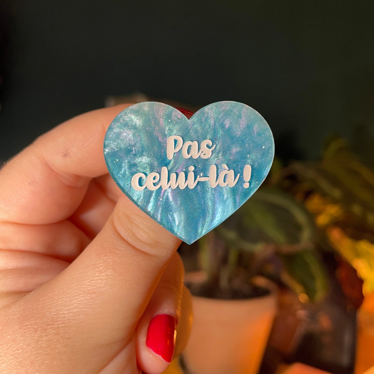 Duo de broches "Abaisse le levier, Kronk" en acrylique marbrée rose et acrylique marbrée bleue