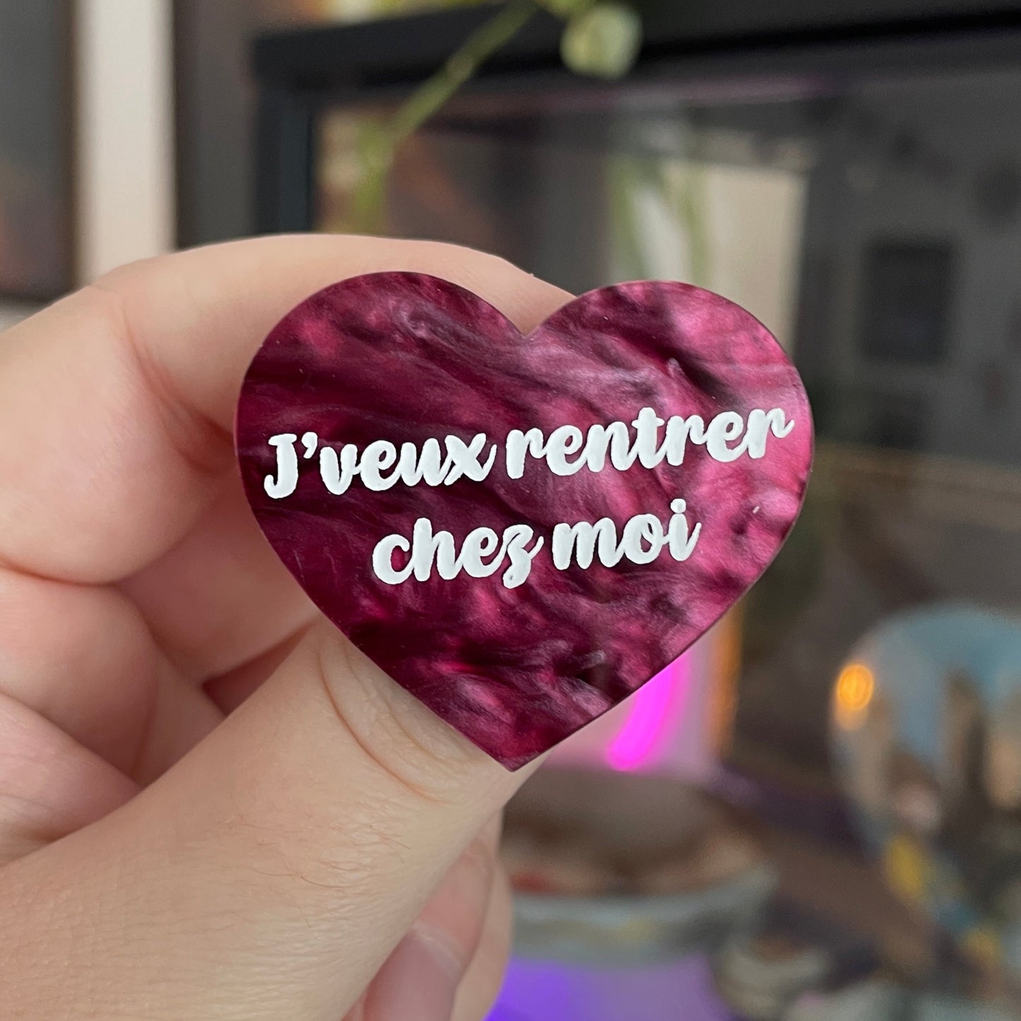 [CONTRÔLE TECHNIQUE] Broche "J'veux rentrer chez moi" en acrylique marbrée bordeaux