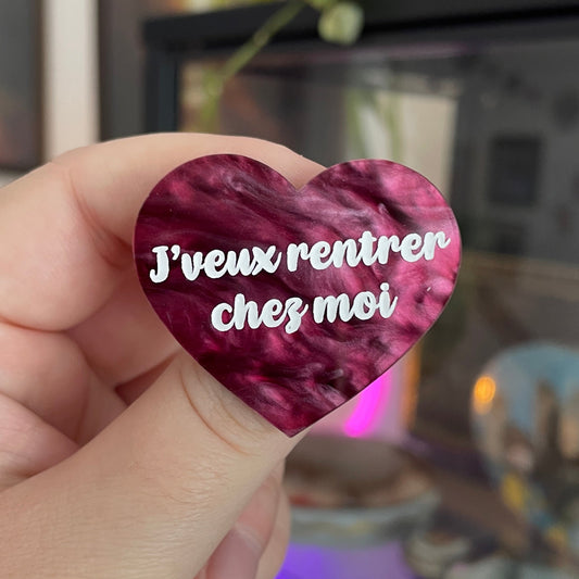 [CONTRÔLE TECHNIQUE] Broche "J'veux rentrer chez moi" en acrylique marbrée bordeaux