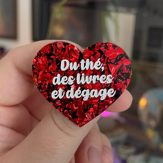 [CONTRÔLE TECHNIQUE] Broche "Du thé, des livres et dégage" en acrylique noire avec des éclats de confettis rouges
