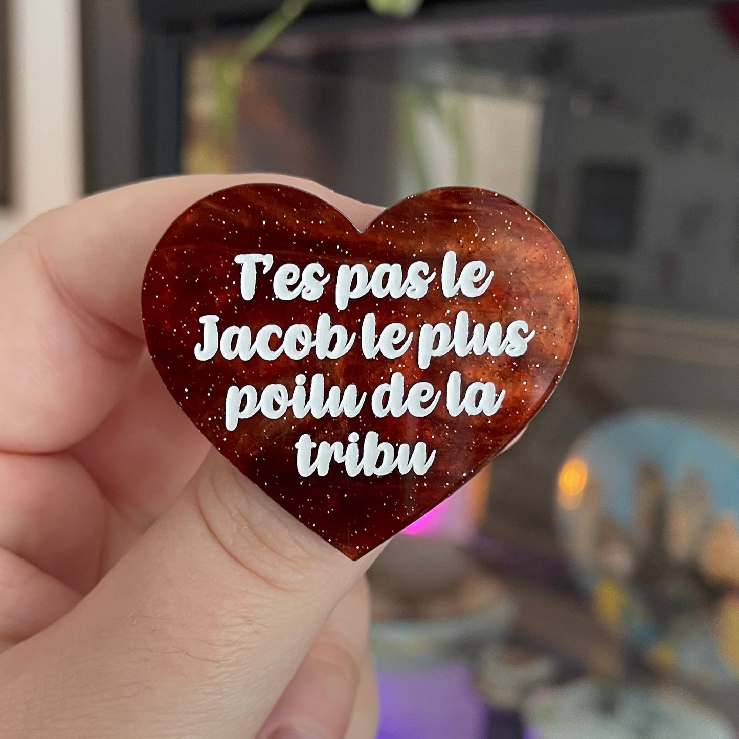 [CONTRÔLE TECHNIQUE] Broche "T'es pas le Jacob le plus poilu de la tribu" en acrylique marbrée marron à paillettes