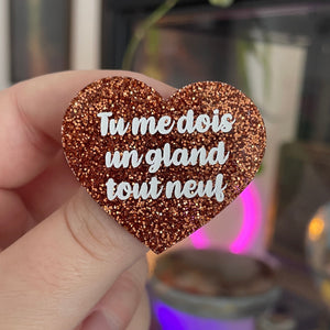 [CONTRÔLE TECHNIQUE] Broche "Tu me dois un gland tout neuf" en acrylique à confettis oranges