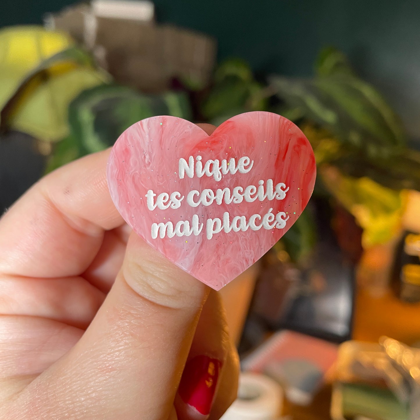 [Contrôle technique] Broche "Nique tes conseils mal placés" en acrylique marbrée rouge et rose à paillettes
