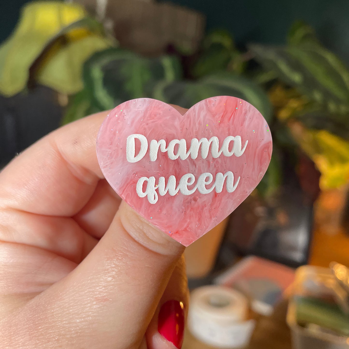 [Contrôle technique] Broche "Drama queen" en acrylique marbrée rouge et rose à paillettes