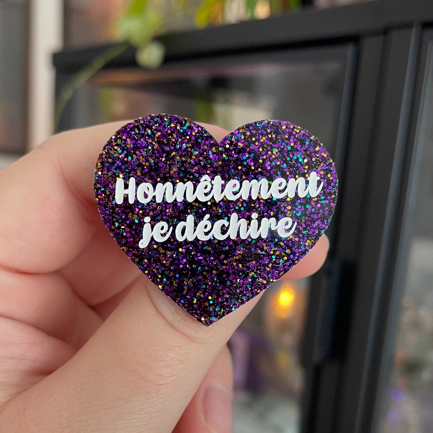 [CONTRÔLE TECHNIQUE] Broche "Honnêtement je déchire" en acrylique à paillettes violettes