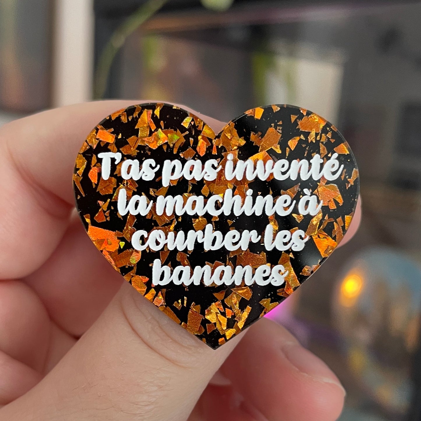 [CONTRÔLE TECHNIQUE] Broche "T'as pas inventé la machine à courber les bananes" en acrylique noire avec des éclats de confettis oranges