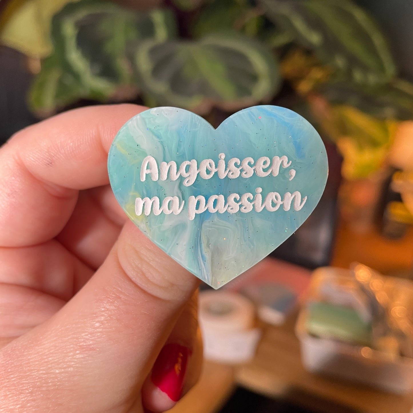 [Contrôle technique] Broche "Angoisser, ma passion" en acrylique semi transparente marbrée bleue, blanche et jaune à paillettes