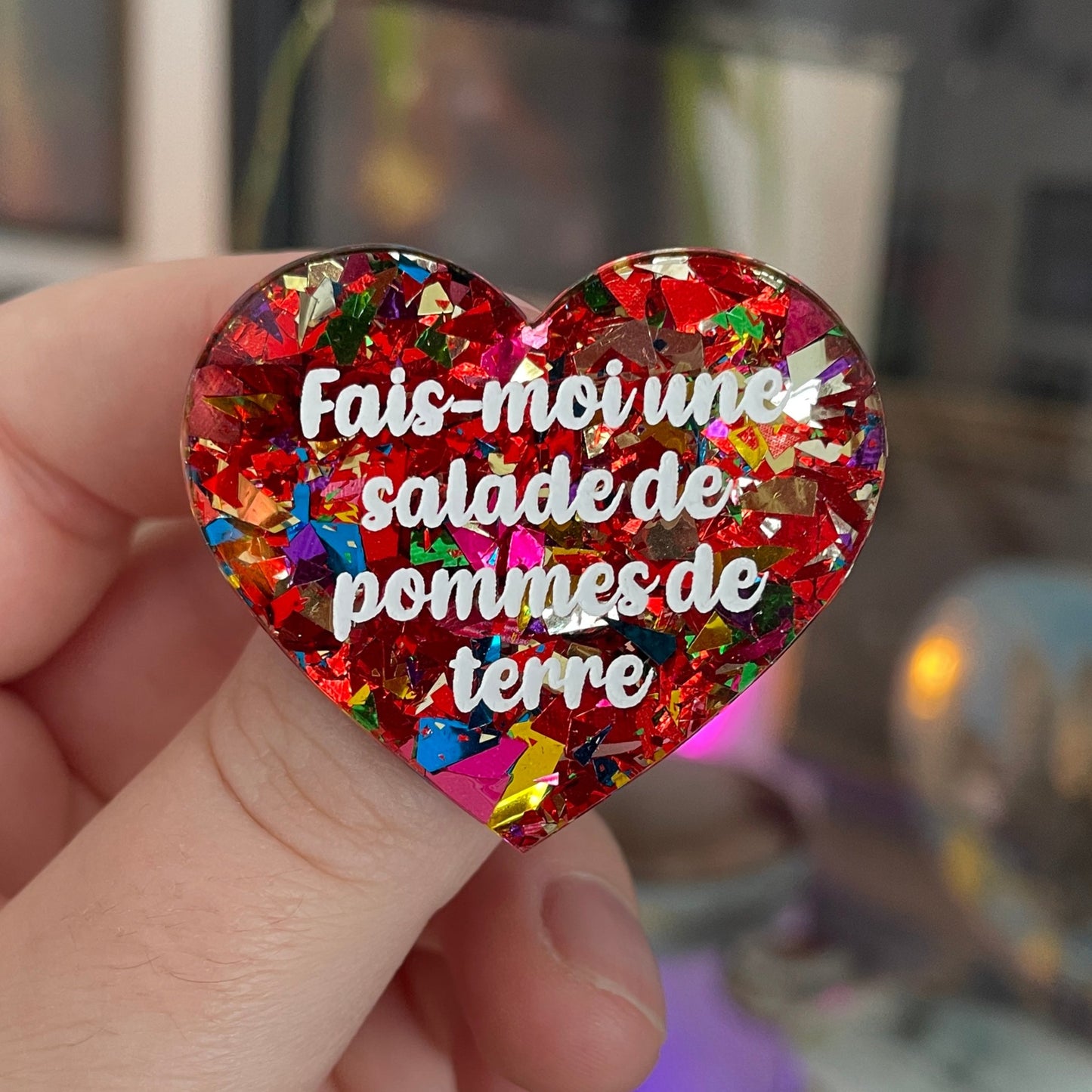 [CONTRÔLE TECHNIQUE] Broche "Fais-moi une salade de pommes de terre" en acrylique avec des gros confettis rouges et multicolores