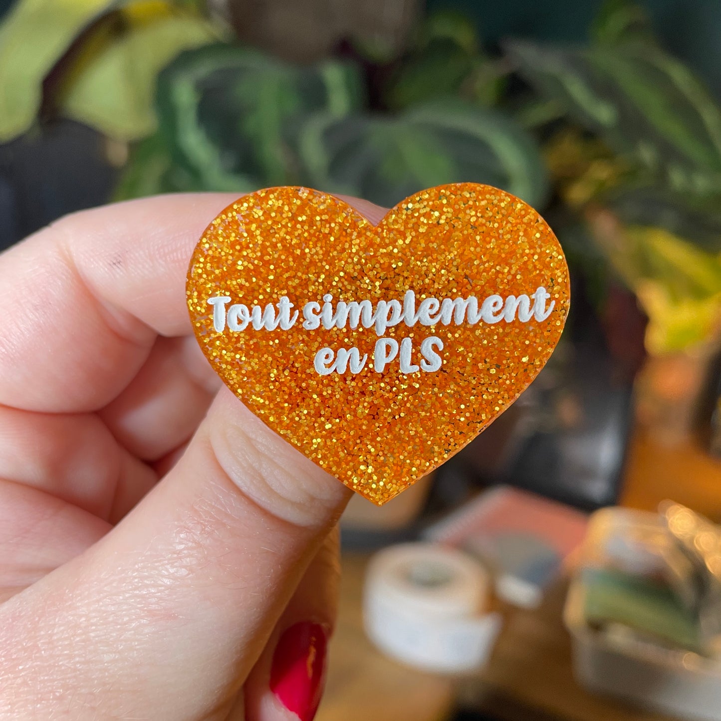 [Contrôle technique] Broche "Tout simplement en PLS" en acrylique à paillettes oranges