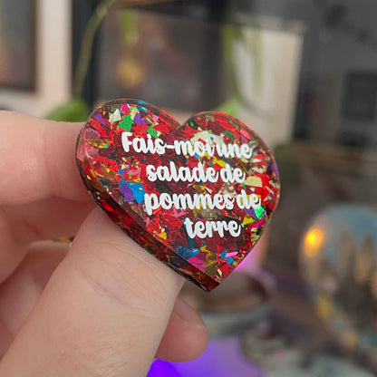 [CONTRÔLE TECHNIQUE] Broche "Fais-moi une salade de pommes de terre" en acrylique avec des gros confettis rouges et multicolores