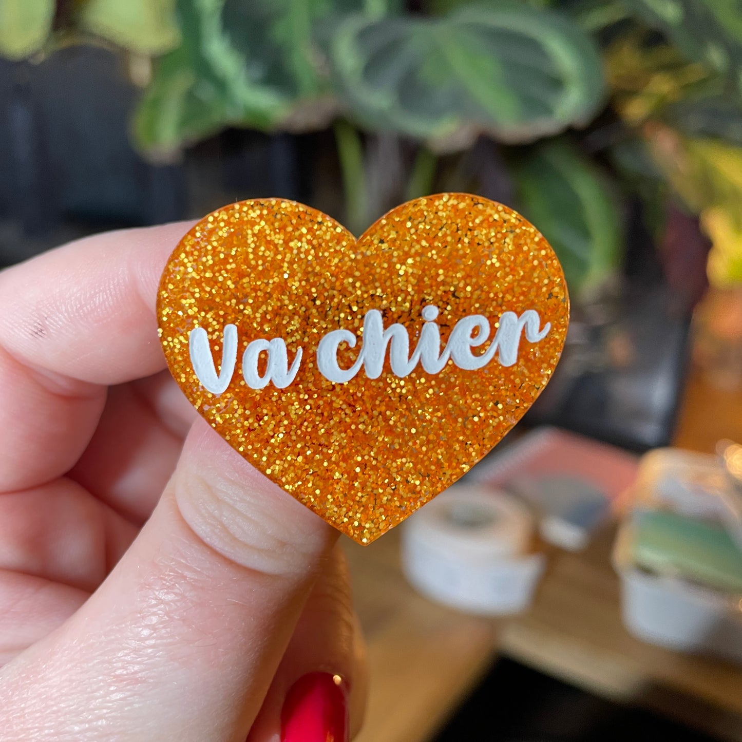 [Contrôle technique] Broche "Va chier" en acrylique à paillettes oranges