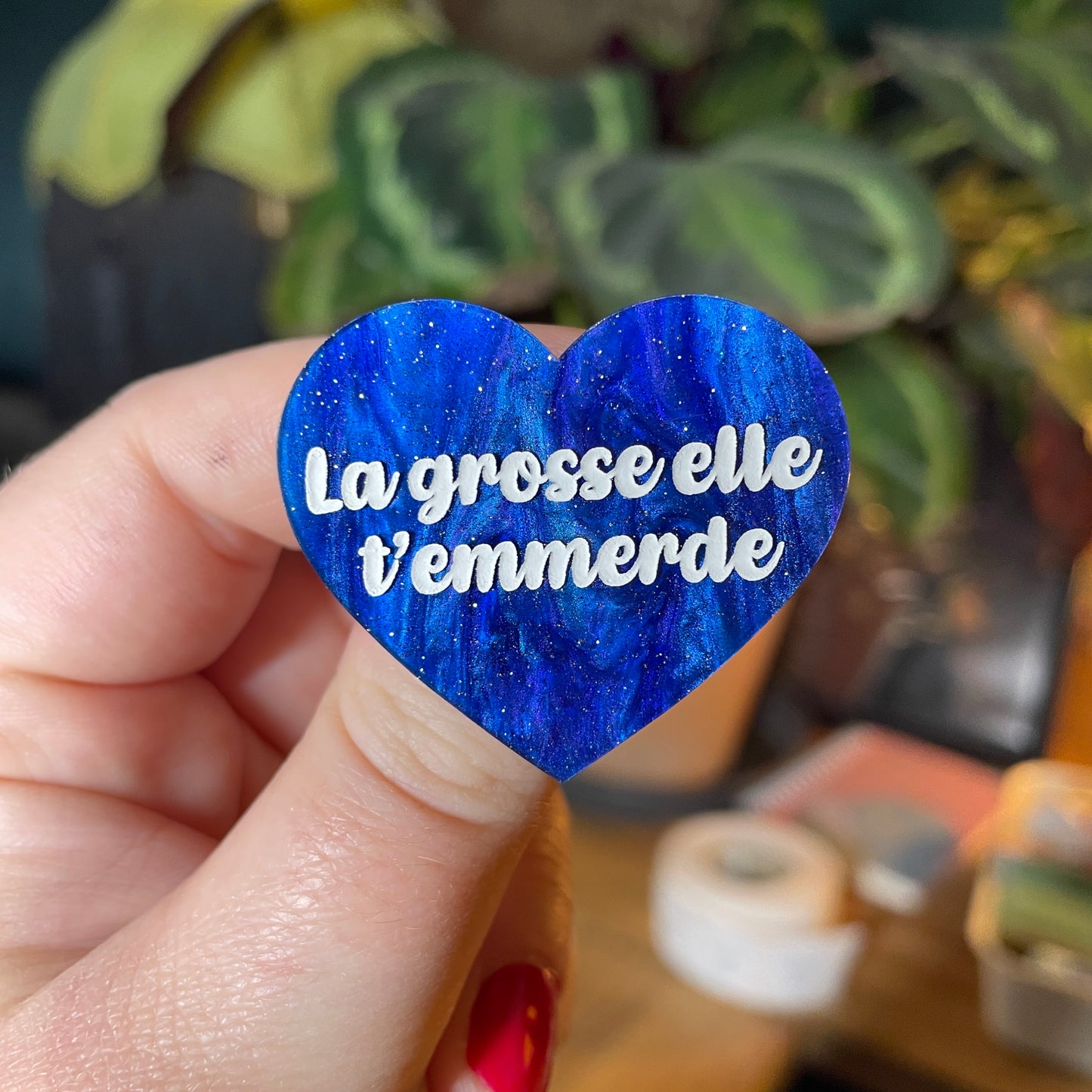 [Contrôle technique] Broche "La grosse elle t'emmerde" en acrylique marbrée bleue à paillettes