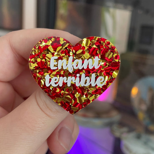 [CONTRÔLE TECHNIQUE] Broche "Enfant terrible" en acrylique à gros confettis rouges et dorés
