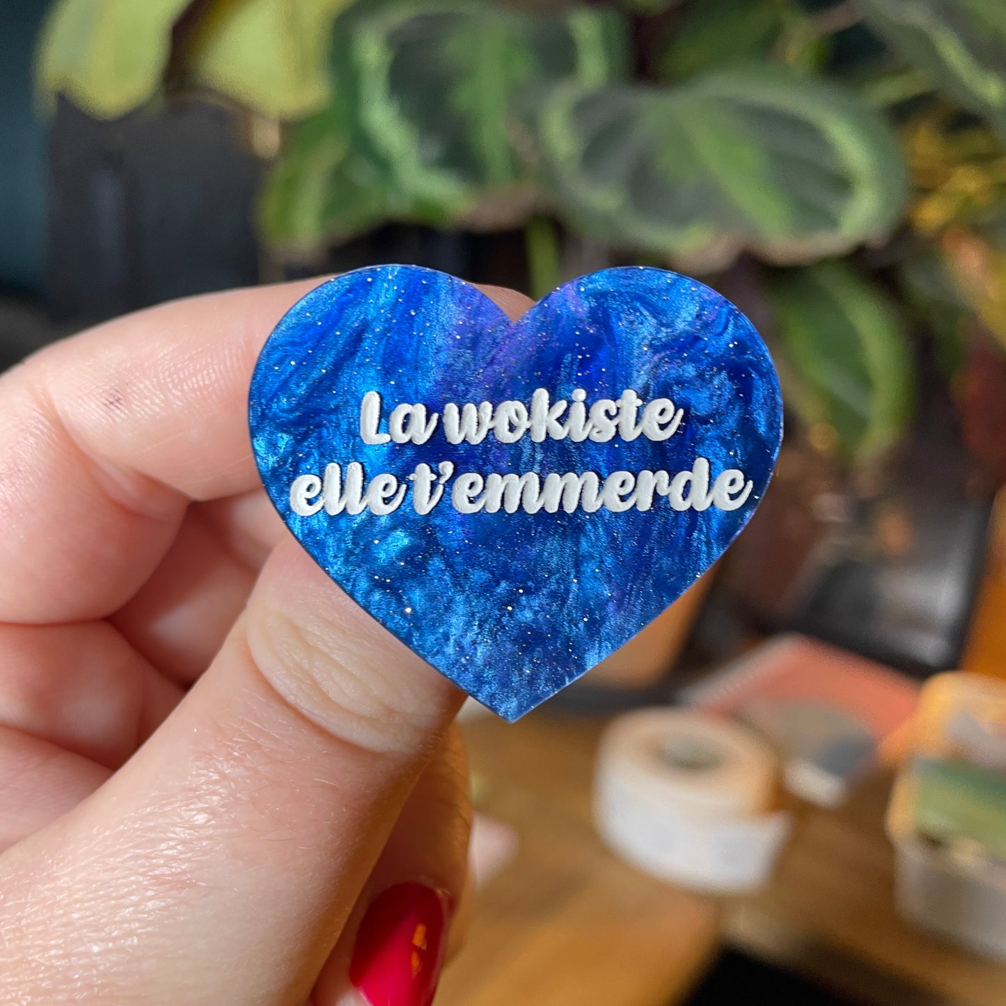 [Contrôle technique] Broche "La wokiste elle t'emmerde" en acrylique marbrée bleue à paillettes