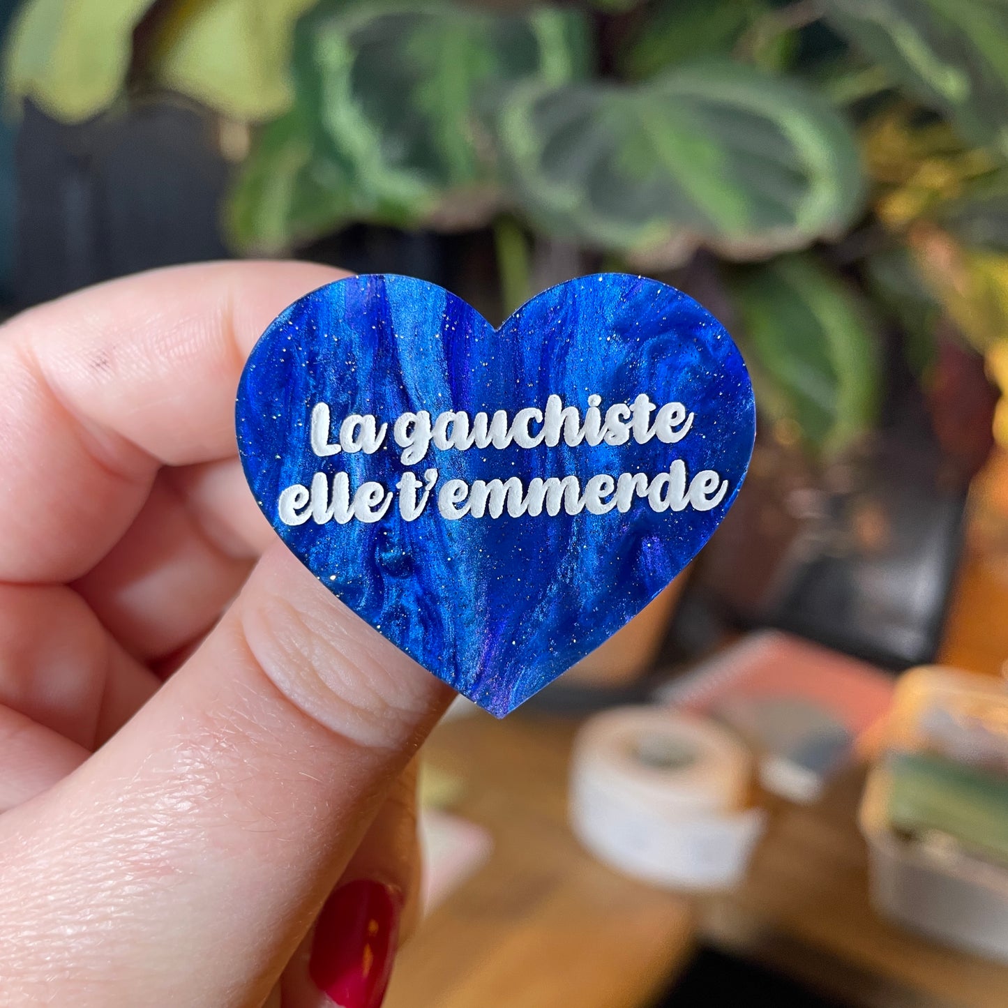 [Contrôle technique] Broche "La gauchiste elle t'emmerde" en acrylique marbrée bleue à paillettes