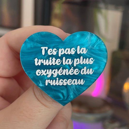 [CONTRÔLE TECHNIQUE] Broche "T'es pas la truite la plus oxygénée du ruisseau" en acrylique marbrée bleue