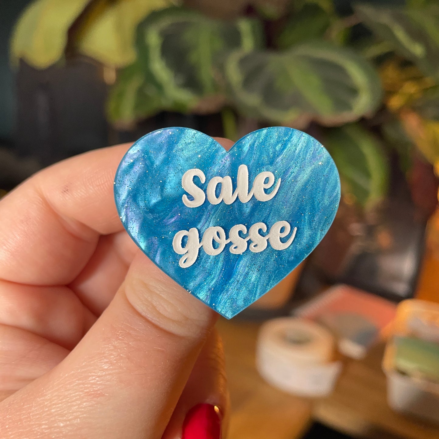 [Contrôle technique] Broche "Sale gosse" en acrylique marbrée bleue à paillettes