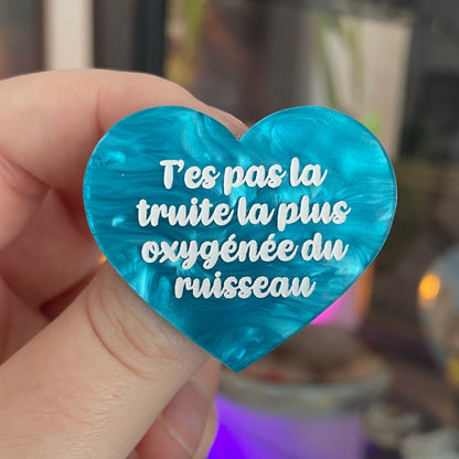 [CONTRÔLE TECHNIQUE] Broche "T'es pas la truite la plus oxygénée du ruisseau" en acrylique marbrée bleue