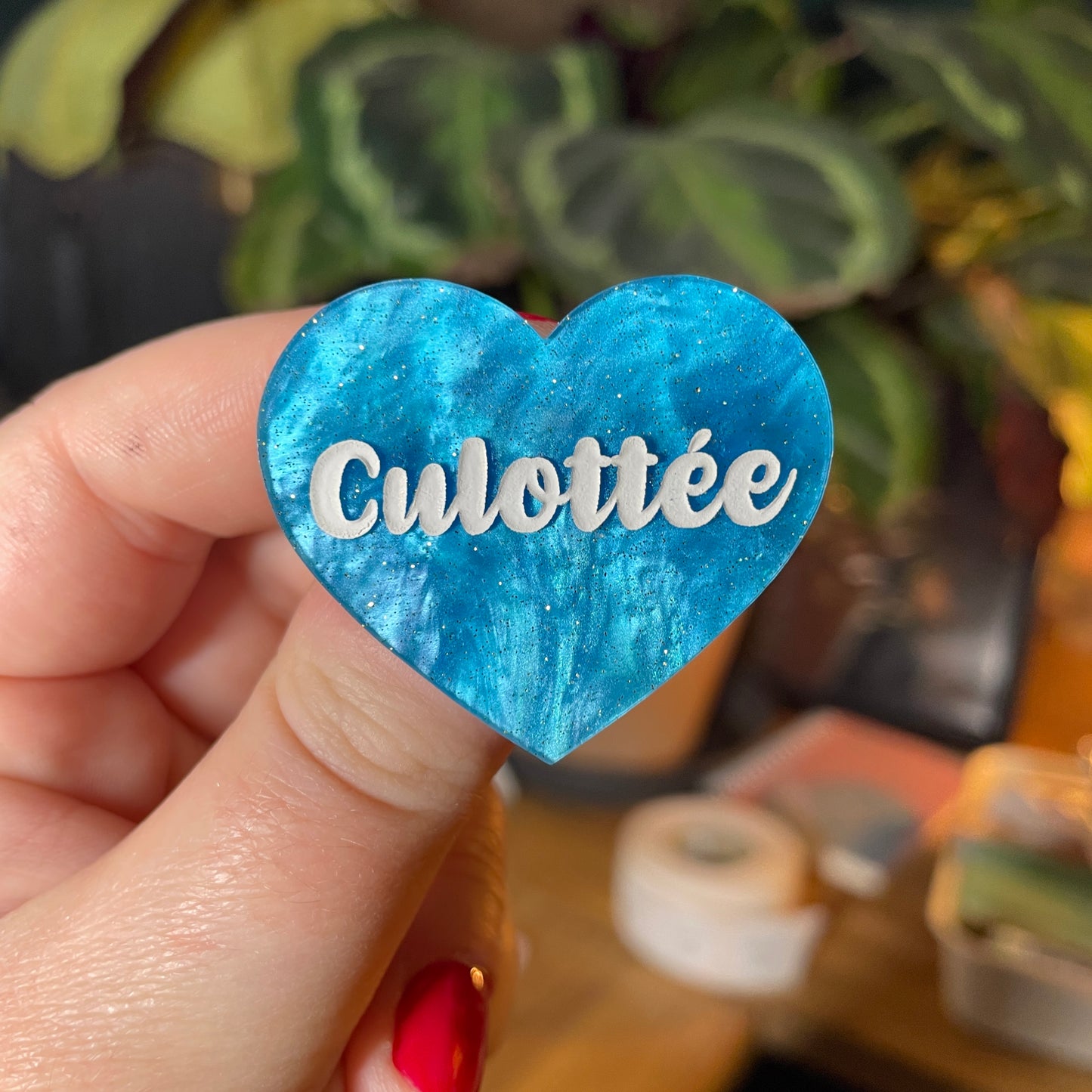 [Contrôle technique] Broche "Culottée" en acrylique marbrée bleue à paillettes