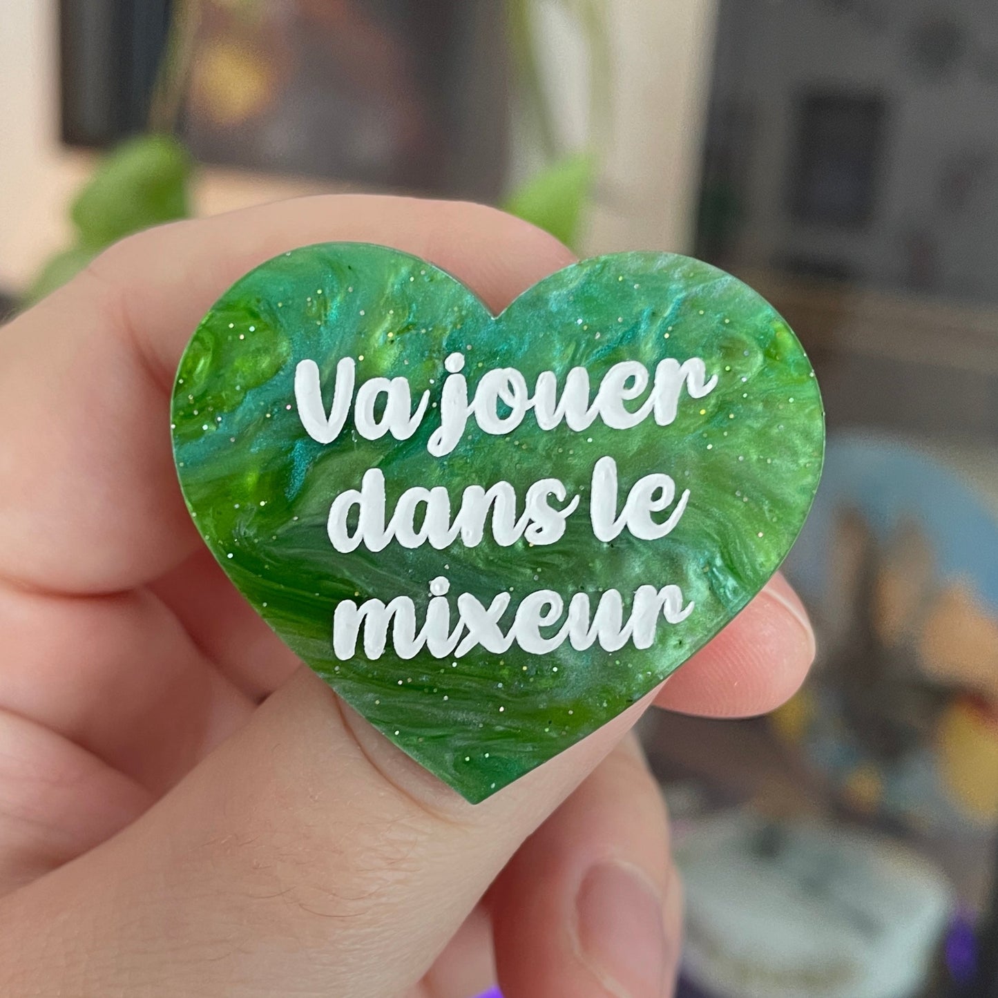 [CONTRÔLE TECHNIQUE] Broche "Va jouer dans le mixeur" en acrylique marbrée verte à paillettes