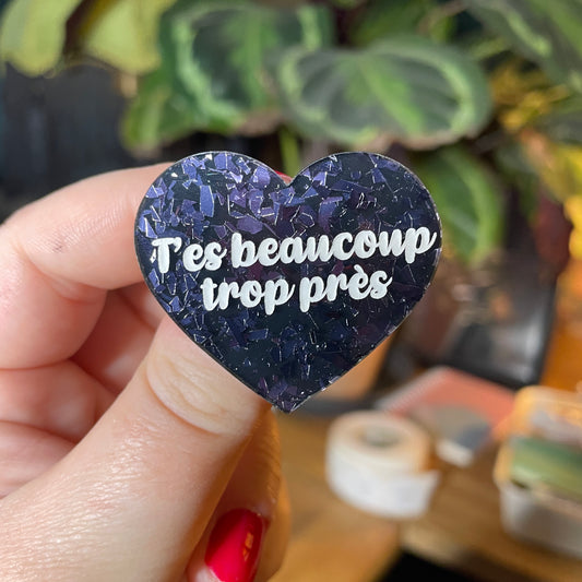 [Contrôle technique] Broche "T'es beaucoup trop près" en acrylique noire avec des éclats de confettis gris