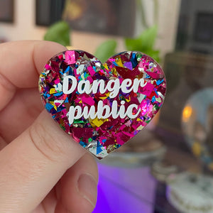 [CONTRÔLE TECHNIQUE] Broche "Danger public" en acrylique transparente à gros confettis roses et multicolores