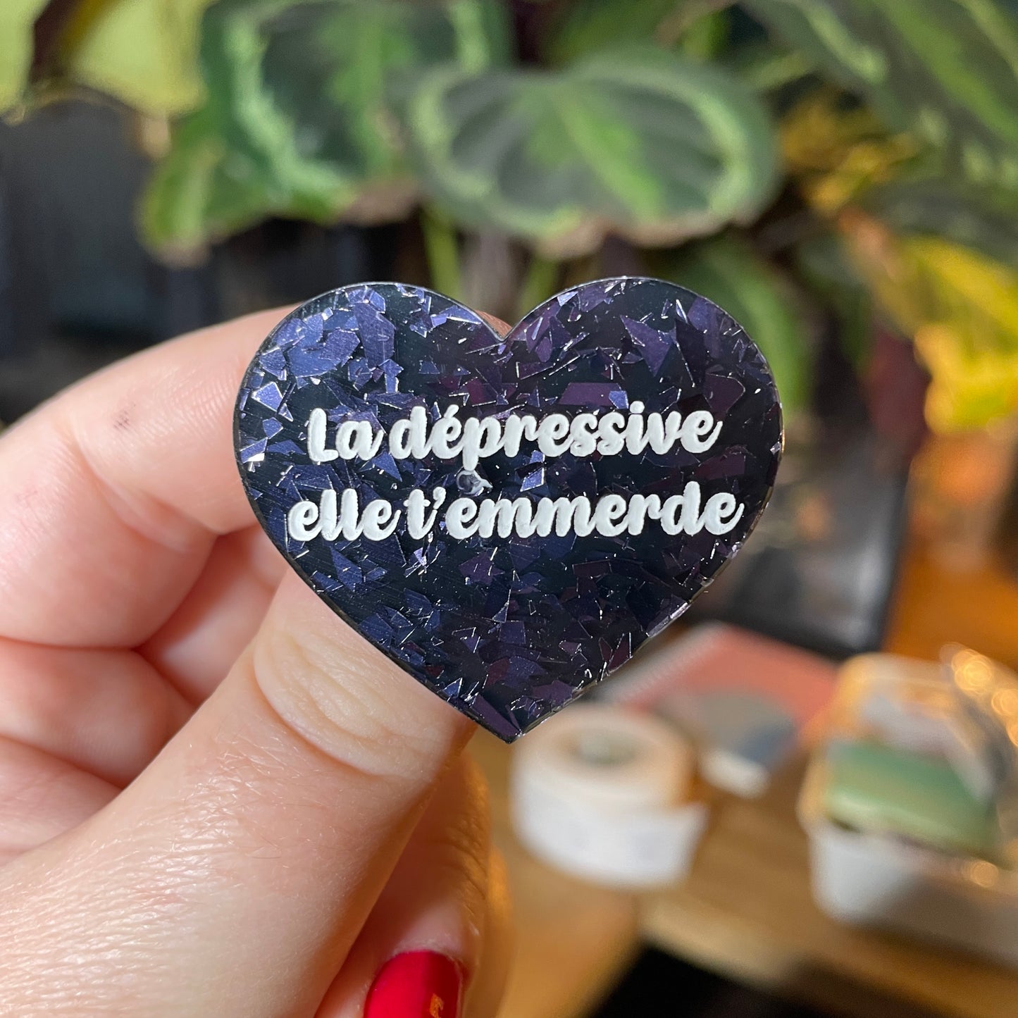 [Contrôle technique] Broche "La dépressive elle t'emmerde" en acrylique noire avec des éclats de confettis gris