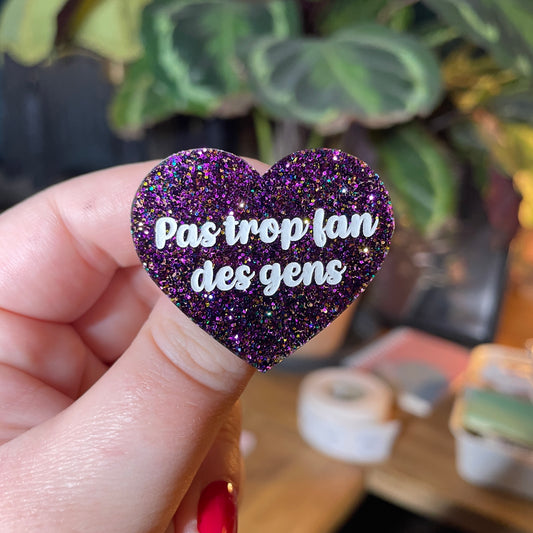 [Contrôle technique] Broche "Pas trop fan des gens" en acrylique à paillettes violettes
