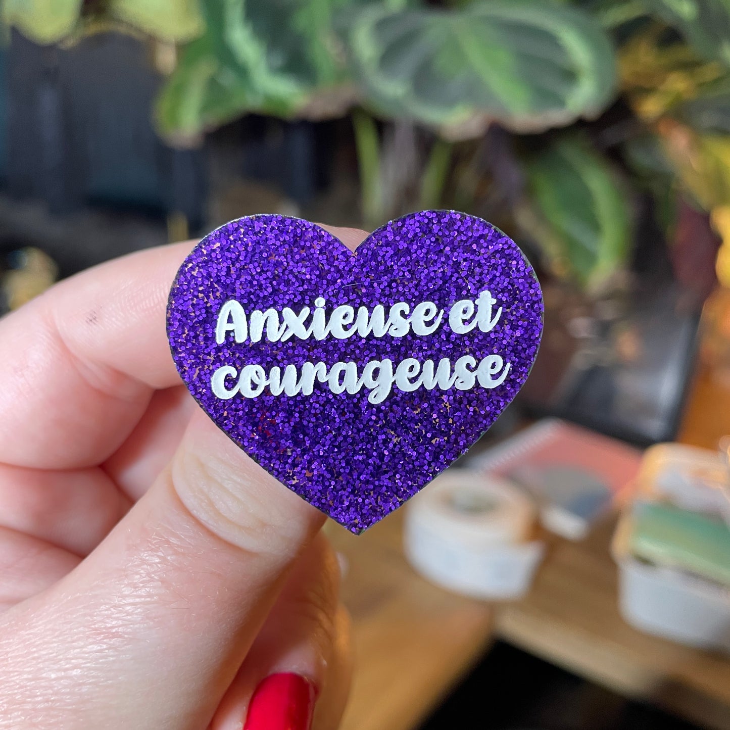 [Contrôle technique] Broche "Anxieuse et courageuse" en acrylique à paillettes violettes
