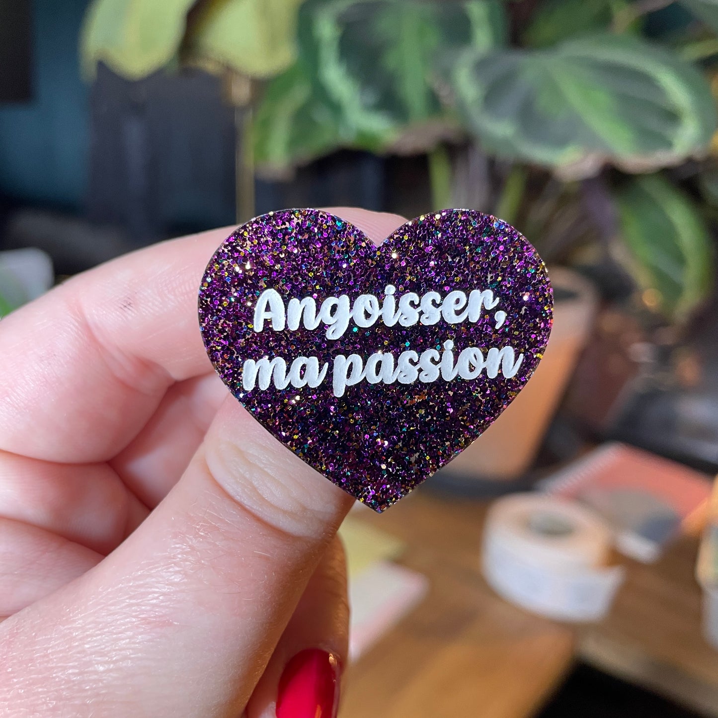 [Contrôle technique] Broche "Angoisser, ma passion" en acrylique à paillettes violettes