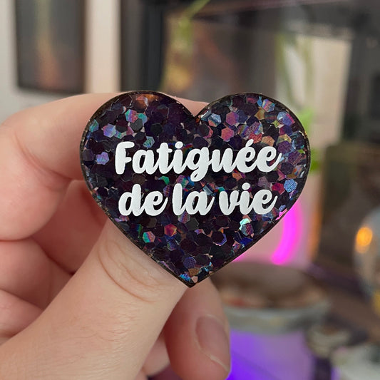 [CONTRÔLE TECHNIQUE] Broche "Fatiguée de la vie" en acrylique semi transparente avec des confettis noirs