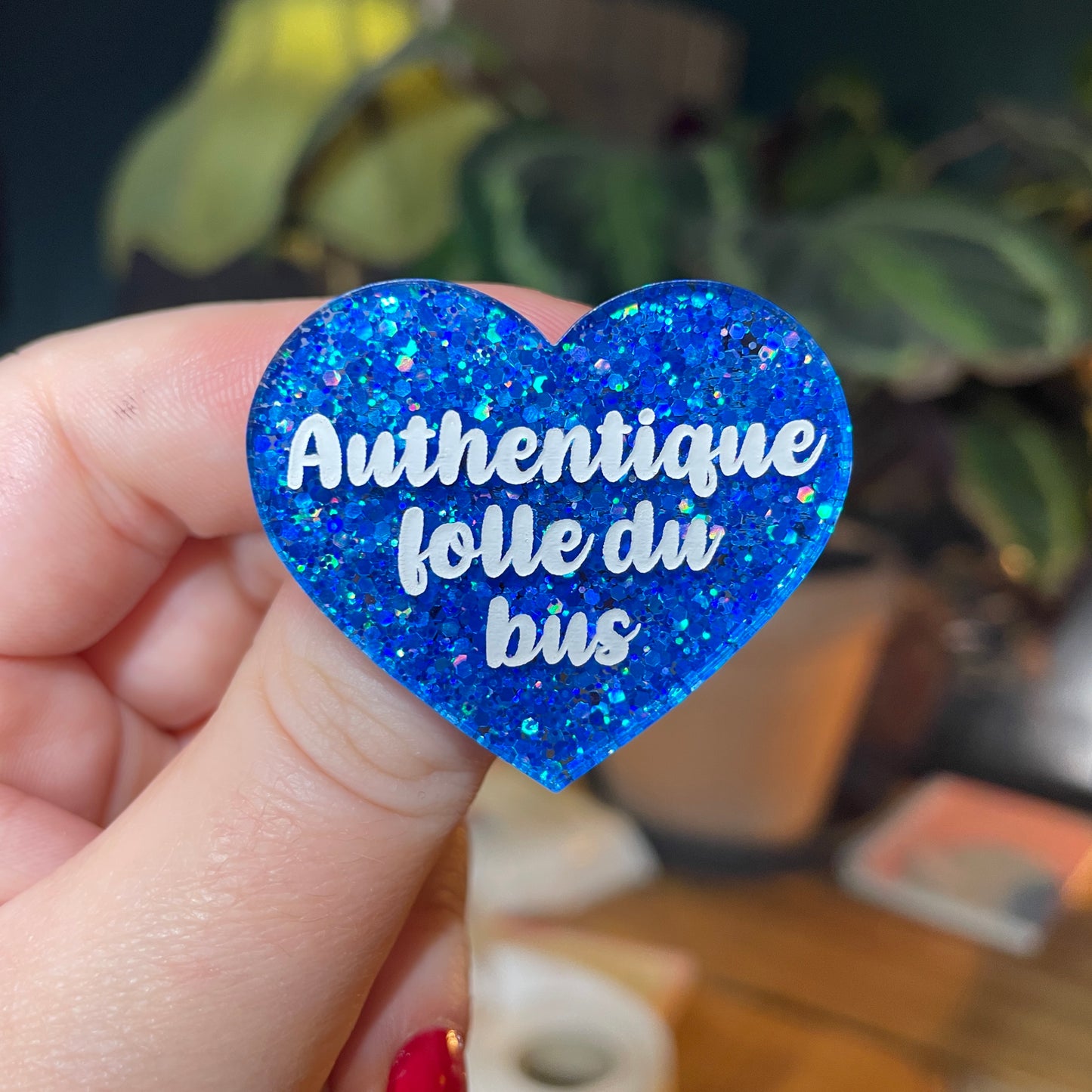 [Contrôle technique] Broche "Authentique folle du bus" en acrylique à paillettes bleues