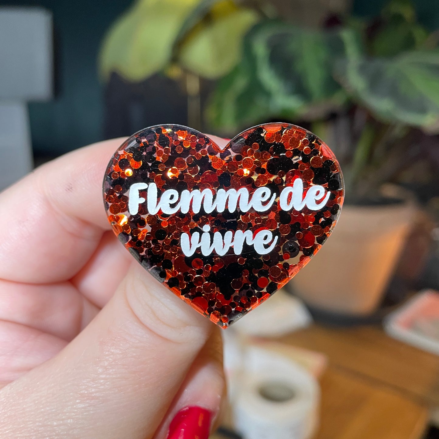 [Contrôle technique] Broche "Flemme de vivre" en acrylique semi transparente avec des pois rouges et noirs