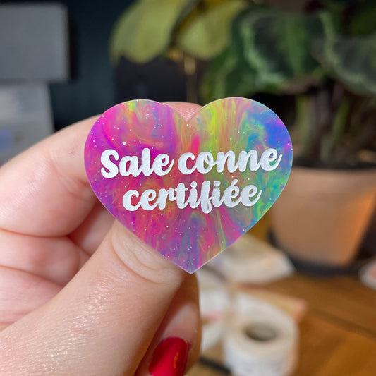 [Contrôle technique] Broche "Sale conne certifiée" en acrylique semi transparente marbrée multicolore
