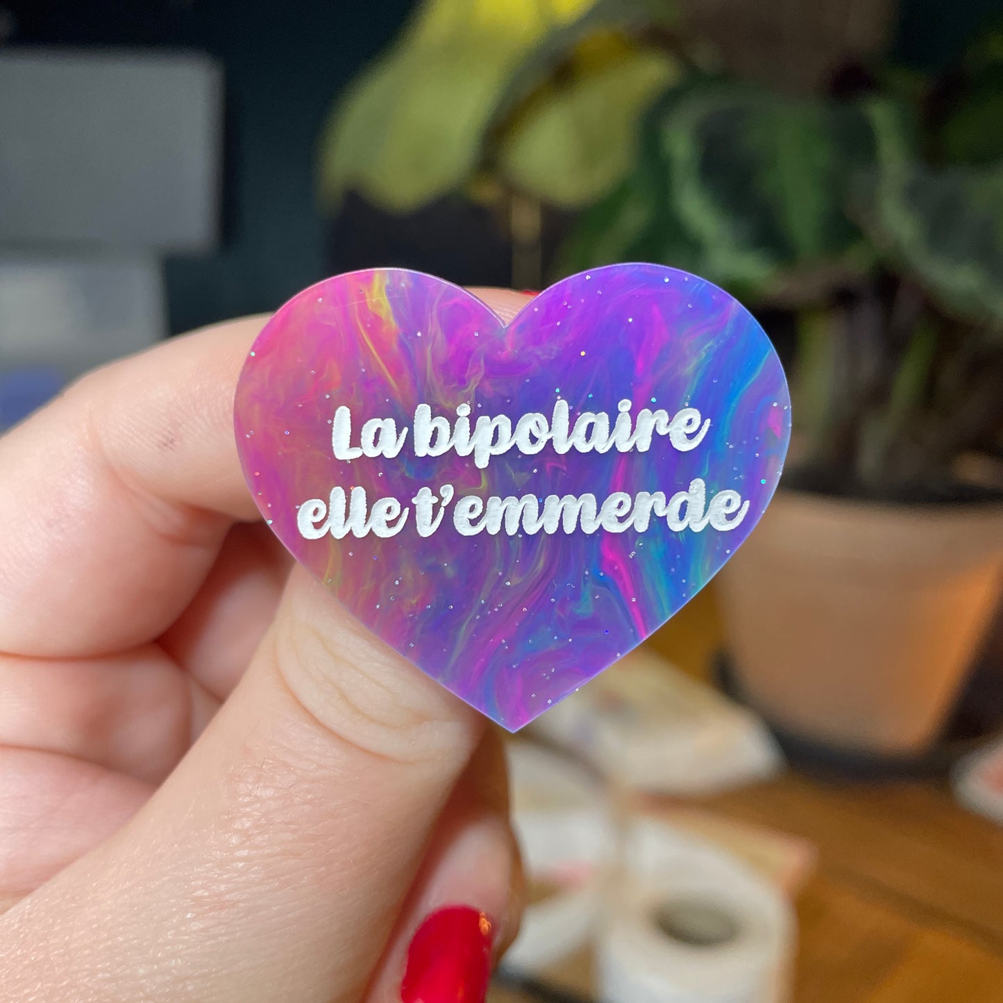 [Contrôle technique] Broche "La bipolaire elle t'emmerde" en acrylique semi transparente marbrée multicolore