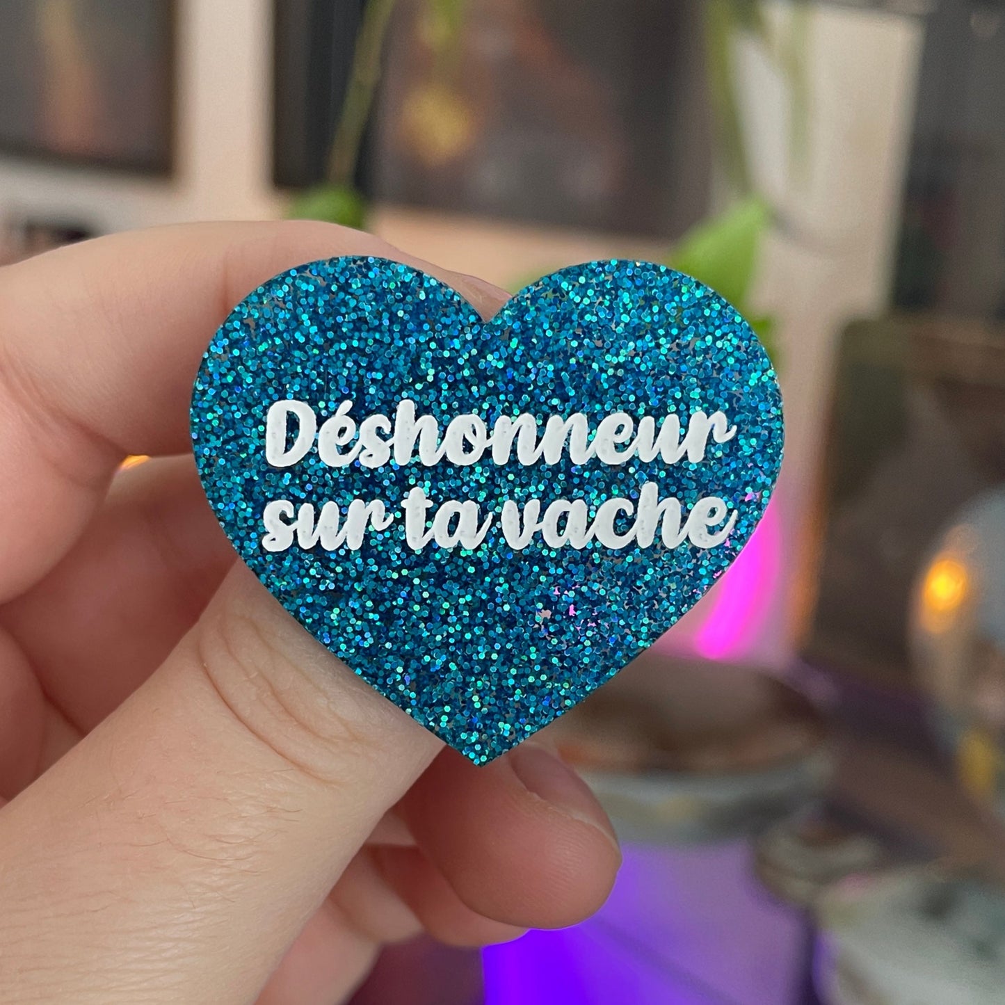 [CONTRÔLE TECHNIQUE] Broche "Déshonneur sur ta vache" en acrylique à paillettes bleues
