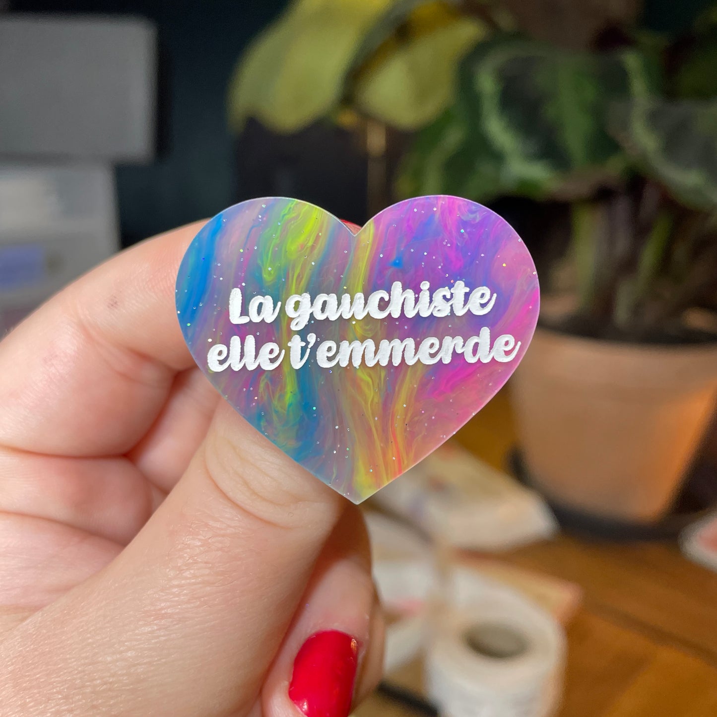 [Contrôle technique] Broche "La gauchiste elle t'emmerde" en acrylique semi transparente marbrée multicolore