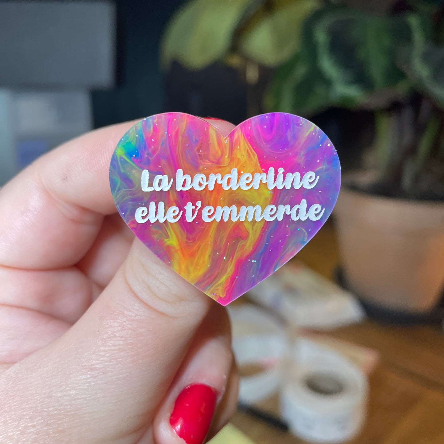 [Contrôle technique] Broche "La borderline elle t'emmerde" en acrylique semi transparente marbrée multicolore