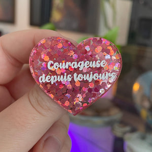 [CONTRÔLE TECHNIQUE] Broche "Courageuse depuis toujours" en acrylique semi-transparente avec des confettis roses