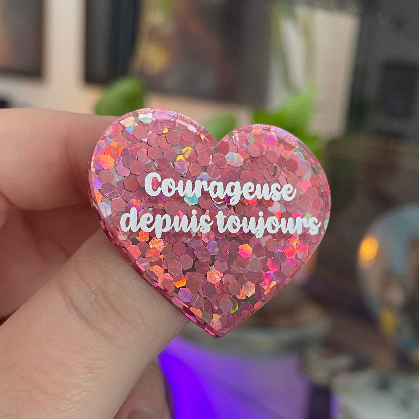 [CONTRÔLE TECHNIQUE] Broche "Courageuse depuis toujours" en acrylique semi-transparente avec des confettis roses