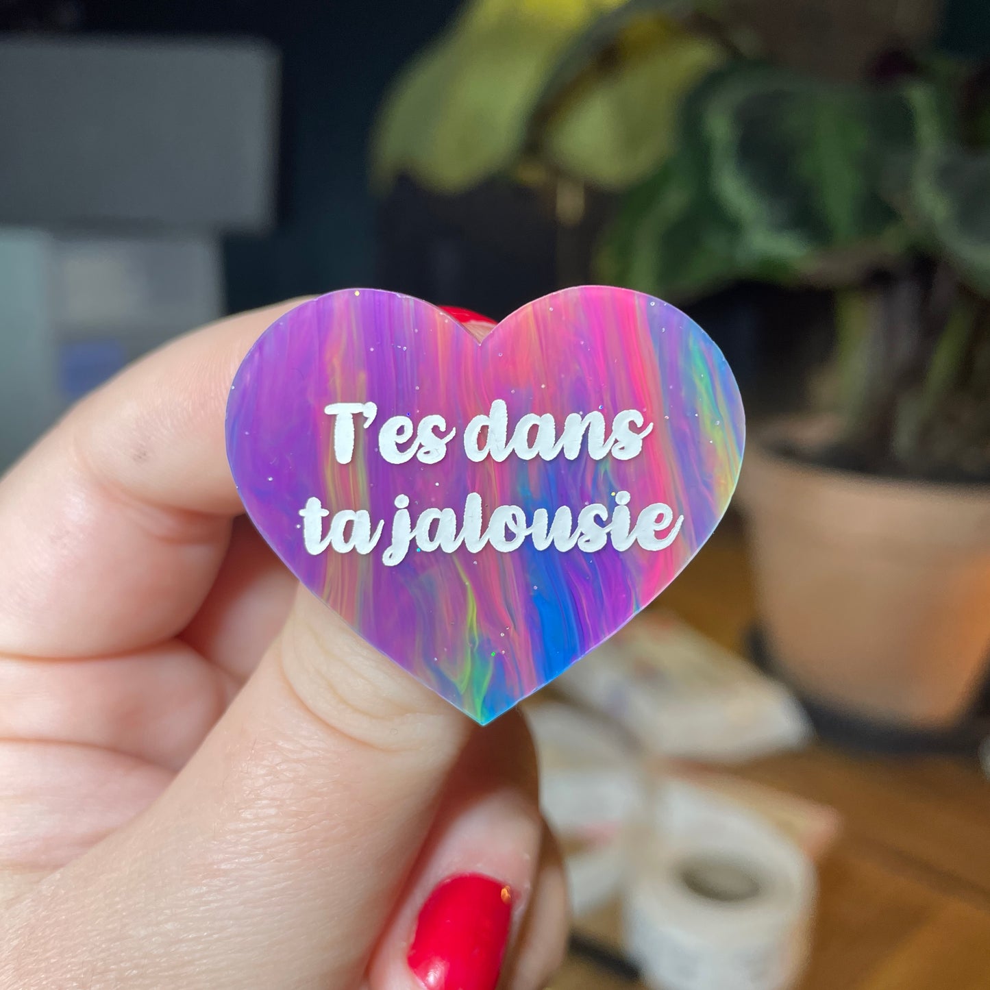 [Contrôle technique] Broche "T'es dans ta jalousie" en acrylique semi transparente marbrée multicolore